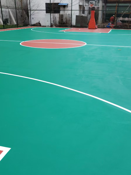 美溪 球场长期使用易出现地面开裂